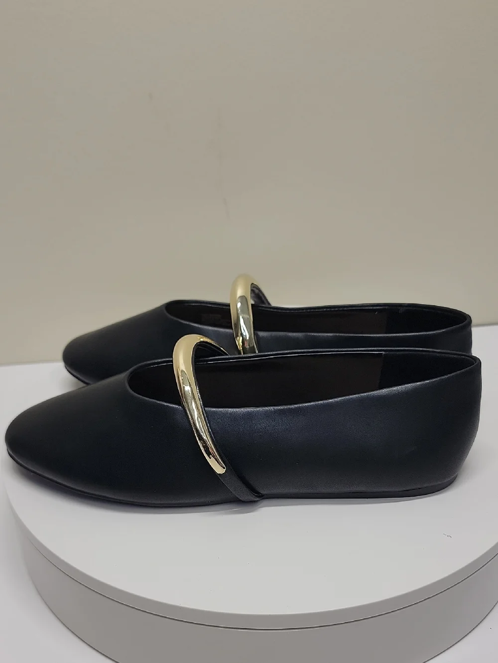 INC -NEW IN BOX- Black Mary Jane Flats with Gold Bar Accent Sz 7